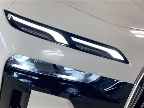 Used 2025 BMW 740i xDrive AWD/4WD image 25