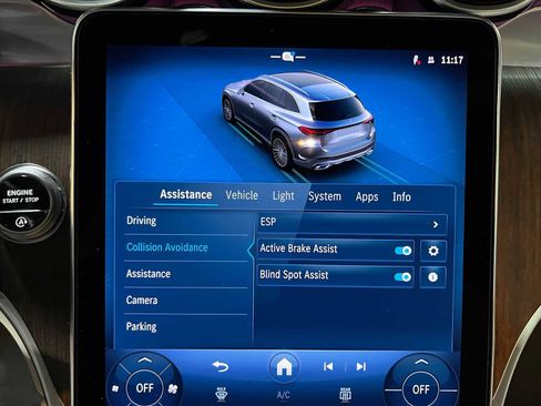 Used 2025 Mercedes-Benz GLC 300 4MATIC image 35