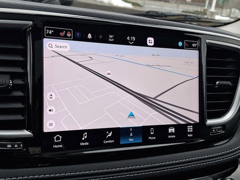 Used 2023 Chrysler Pacifica Limited w/ Uconnect Theater Family Group image 16