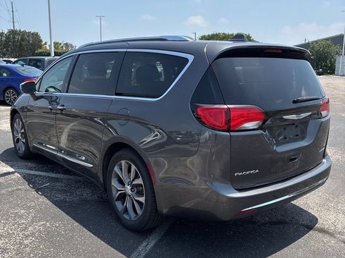 Used 2019 Chrysler Pacifica Limited w/ Tire & Wheel Group FWD image 8