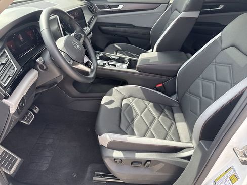Used 2025 Volkswagen Atlas Peak Edition SE image 12