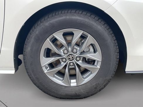 Used 2021 Toyota Sienna XLE w/ XLE Plus Package FWD image 9
