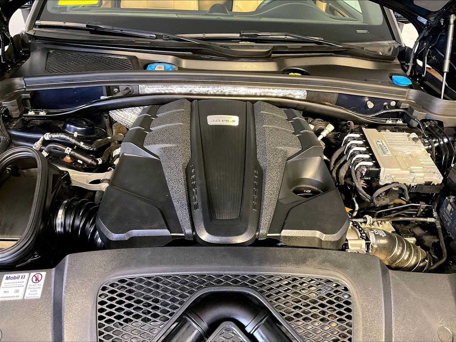 Certified 2021 Porsche Macan S w/ Premium Package Plus AWD/4WD image 32