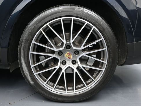 Used 2023 Porsche Cayenne Platinum Edition image 12