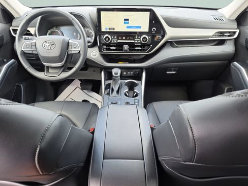 Used 2025 Toyota Highlander XLE AWD/4WD image 16