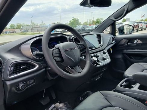 New 2026 Chrysler Pacifica Select w/ S Appearance Package FWD image 9