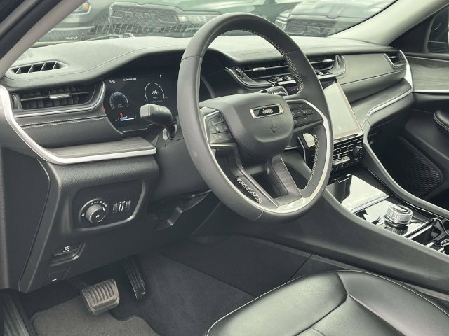 Used 2023 Jeep Grand Cherokee L Limited AWD/4WD image 12