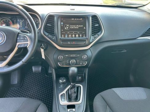 Used 2017 Jeep Cherokee Latitude w/ Safety/Convenience Group image 31