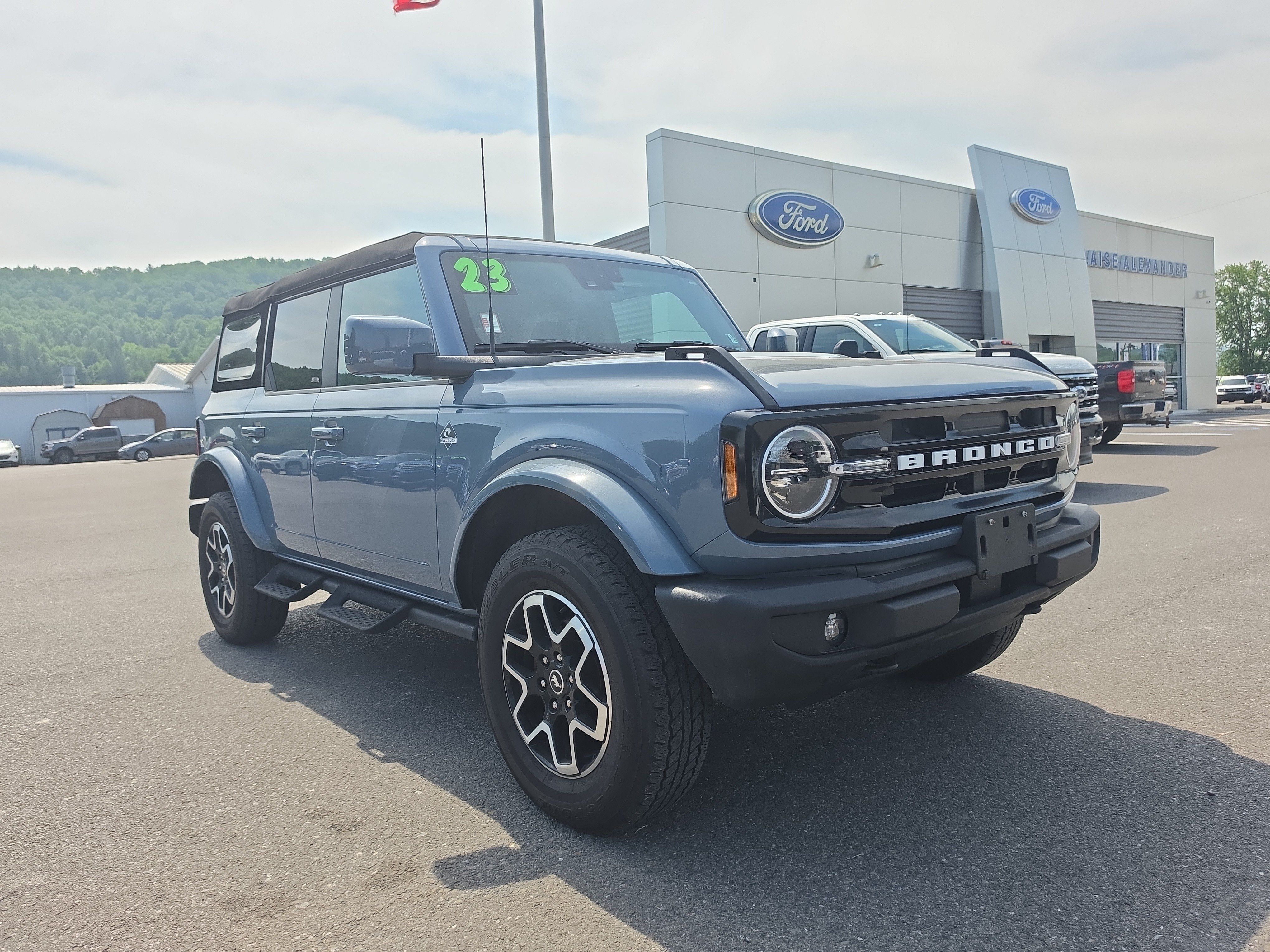 Used 2023 Ford Bronco Outer Banks AWD/4WD image 1
