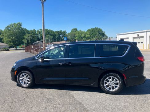 Used 2024 Chrysler Pacifica Touring-L FWD image 3