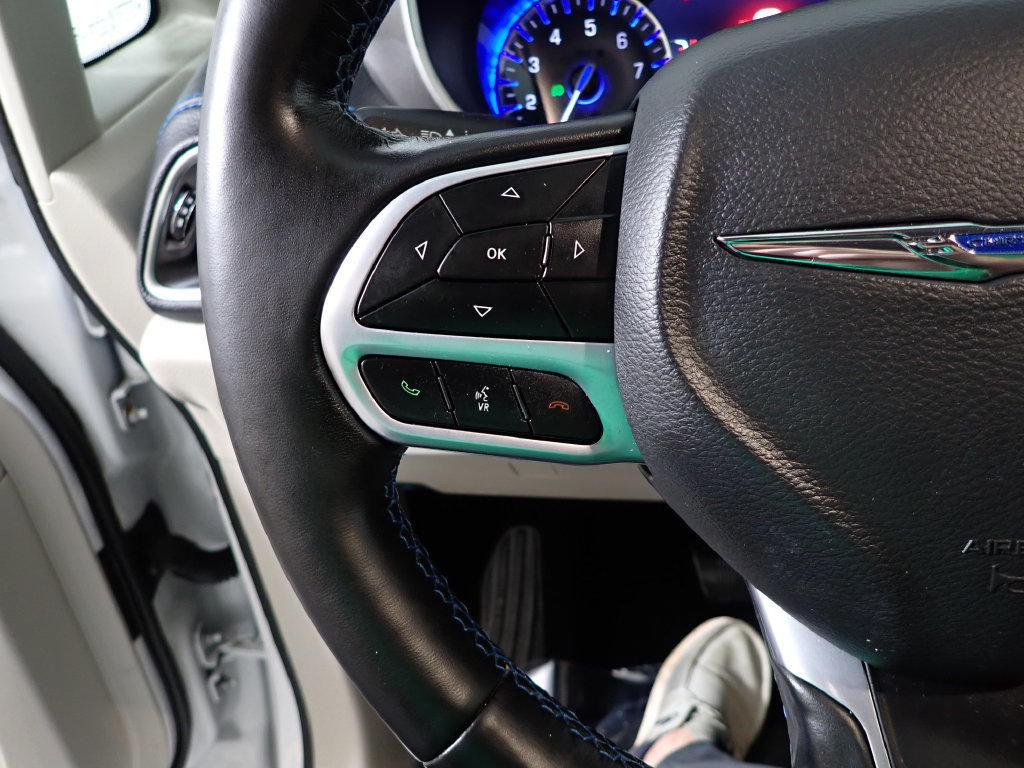 Used 2021 Chrysler Pacifica Touring-L FWD image 25