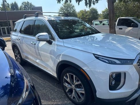 Used 2022 Hyundai Palisade SEL w/ Premium Package FWD image 2