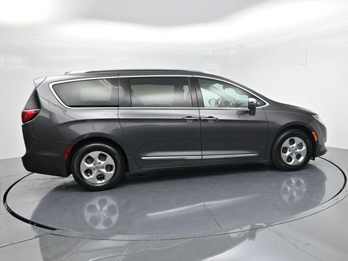Used 2017 Chrysler Pacifica Platinum image 8