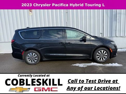 Used 2023 Chrysler Pacifica Touring-L FWD image 4