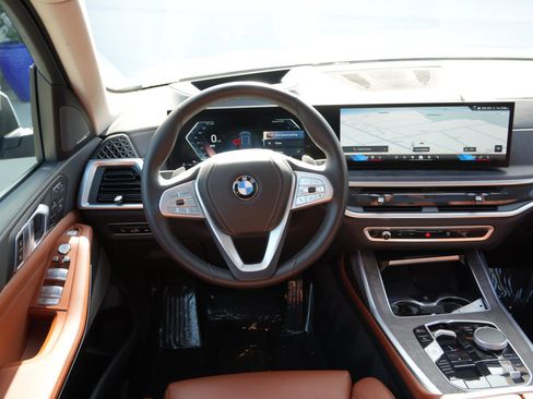 Used 2024 BMW X7 xDrive40i w/ Premium Package image 8