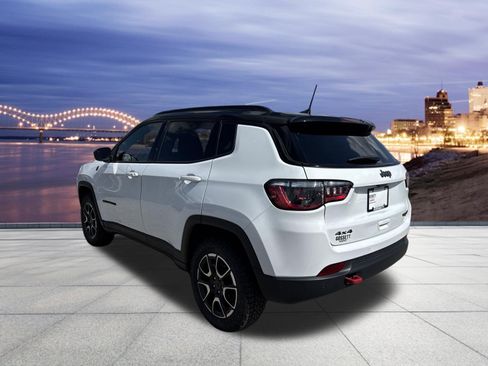 Used 2025 Jeep Compass Trailhawk AWD/4WD image 3