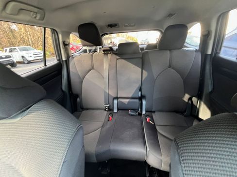 Used 2025 Toyota Highlander LE image 35