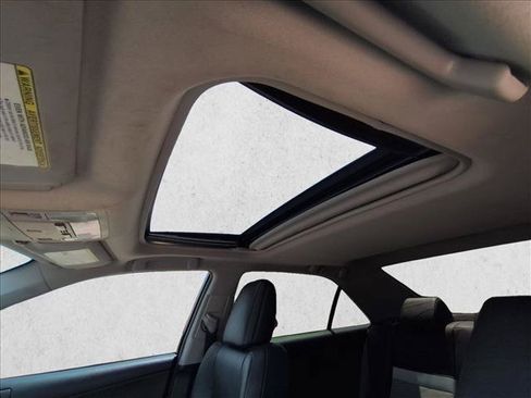 Used 2012 Toyota Camry SE FWD image 13