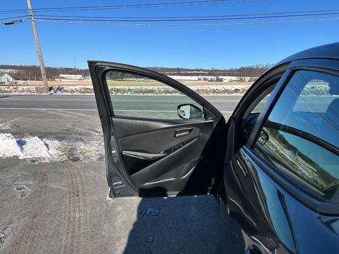 Used 2017 Toyota Yaris iA image 18