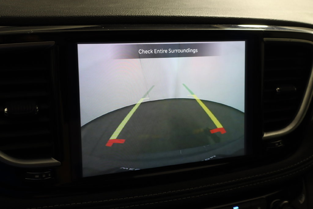 Used 2025 Chrysler Pacifica Limited FWD image 38