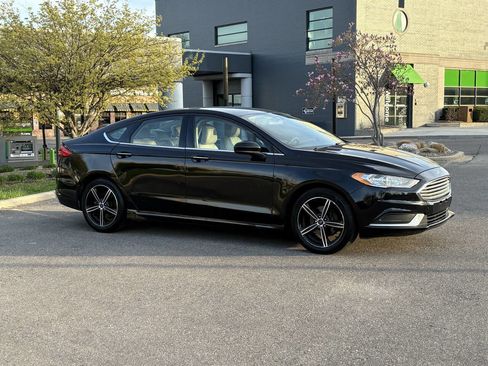 Used 2017 Ford Fusion SE w/ Fusion SE Technology Package FWD image 8