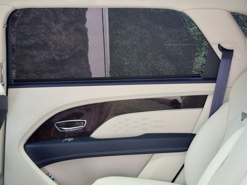 Used 2023 Bentley Bentayga Extended Wheelbase AWD/4WD image 20
