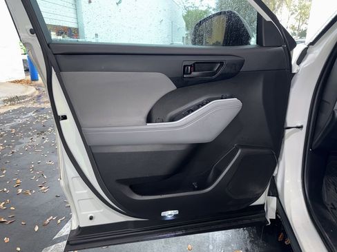 Used 2022 Toyota Highlander LE image 14