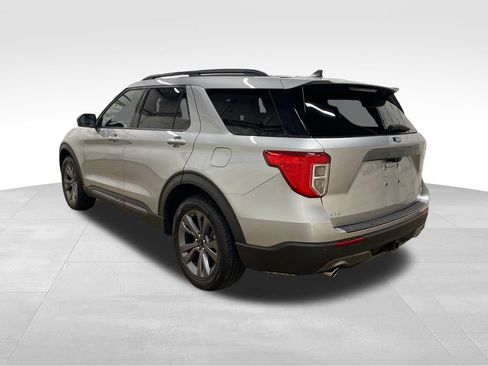 Used 2021 Ford Explorer XLT w/ Equipment Group 202A AWD/4WD image 2