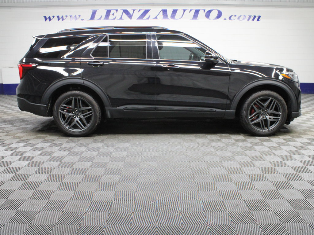 Used 2025 Ford Explorer ST-Line w/ ST-Line Street Pack AWD/4WD image 2