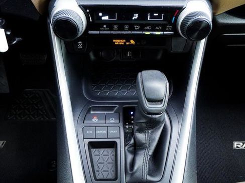 Used 2019 Toyota RAV4 LE image 27