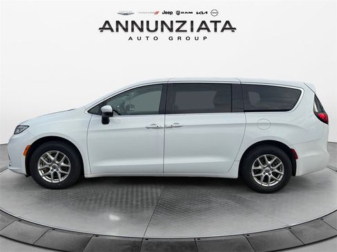 Used 2023 Chrysler Pacifica Touring-L image 2