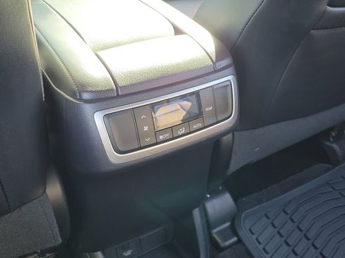Used 2018 Toyota Highlander XLE FWD image 15