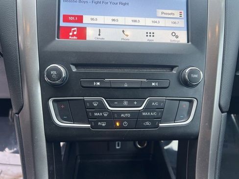 Used 2017 Ford Fusion SE w/ Fusion SE Technology Package image 29