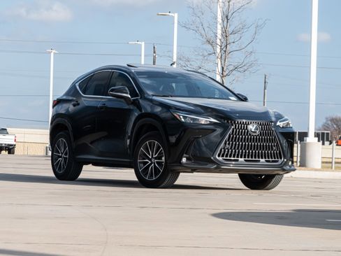 Used 2025 Lexus NX 250 FWD image 2