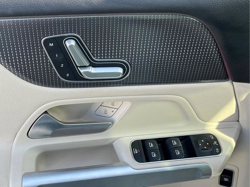 Used 2023 Mercedes-Benz GLB 250 image 26