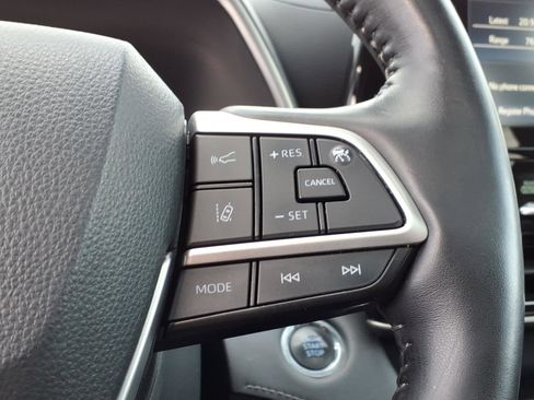 Used 2022 Toyota Highlander XLE image 24