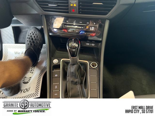 Used 2025 Volkswagen Jetta SE FWD image 14