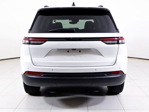 Used 2023 Jeep Grand Cherokee Laredo AWD/4WD image 28