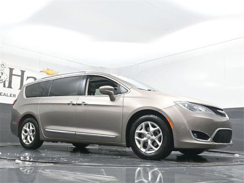 Used 2018 Chrysler Pacifica Touring-L Plus w/ Tire & Wheel Group image 2
