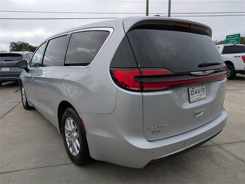 Used 2024 Chrysler Pacifica Touring-L image 6