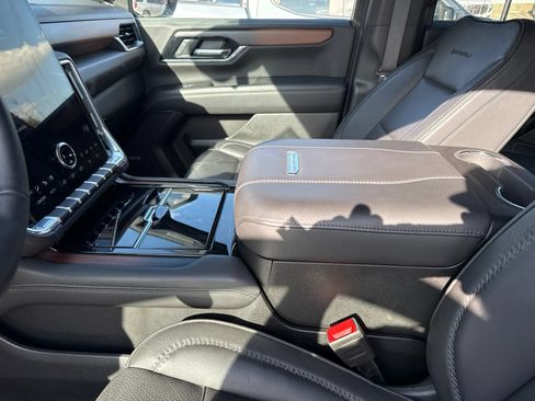 Used 2025 GMC Yukon Denali AWD/4WD image 21