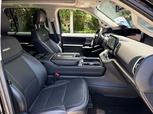 Used 2025 Ford Expedition Platinum AWD/4WD image 29