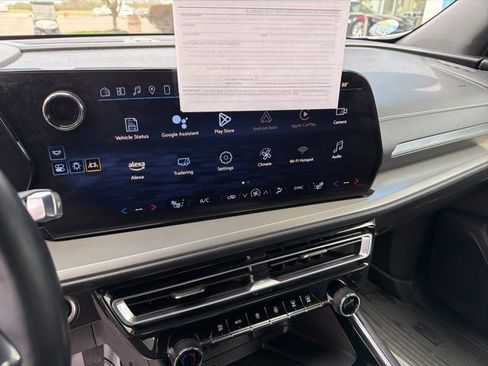 Used 2025 Chevrolet Traverse LT image 29