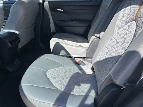 Used 2022 Toyota Highlander Bronze Edition image 19