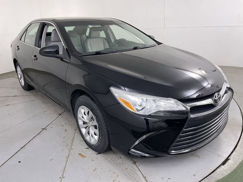 Used 2017 Toyota Camry LE image 2