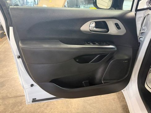 Used 2023 Chrysler Pacifica Limited w/ Uconnect Theater Family Group FWD image 50