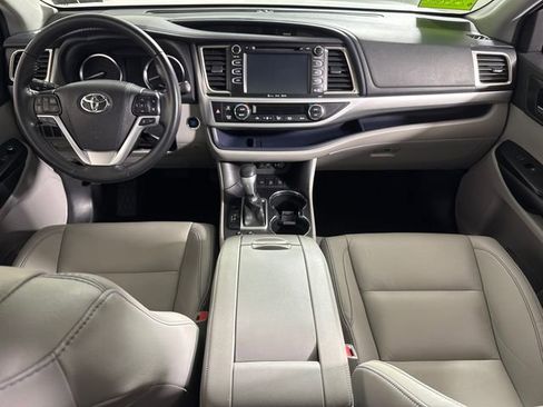 Used 2019 Toyota Highlander XLE AWD/4WD image 24