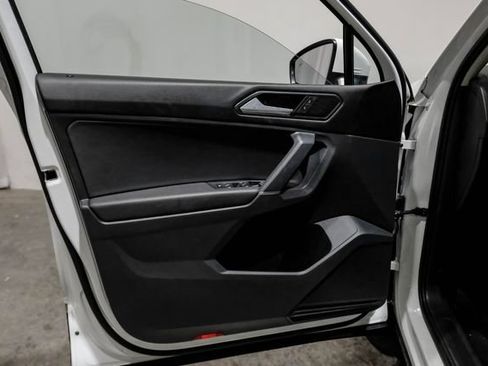 Used 2018 Volkswagen Tiguan SE w/ Panoramic Sunroof Package FWD image 40