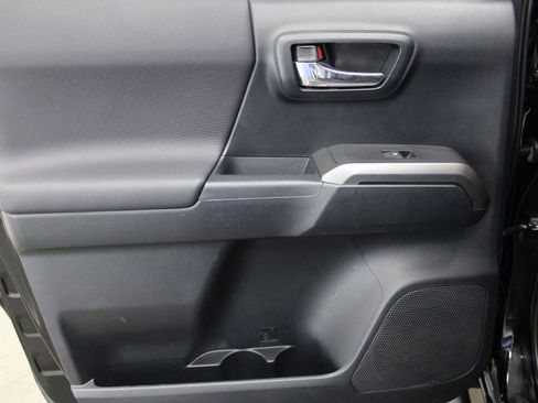 Used 2016 Toyota Tacoma TRD Sport w/ Premium & Technology Package image 18