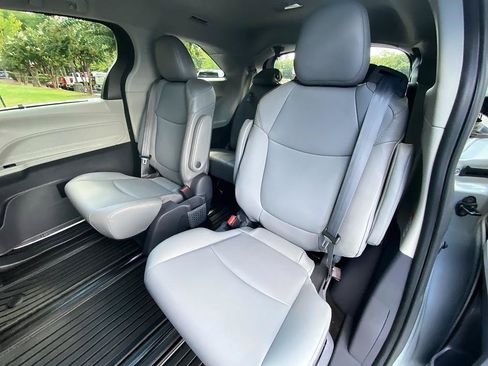 Certified 2021 Toyota Sienna XLE FWD image 12